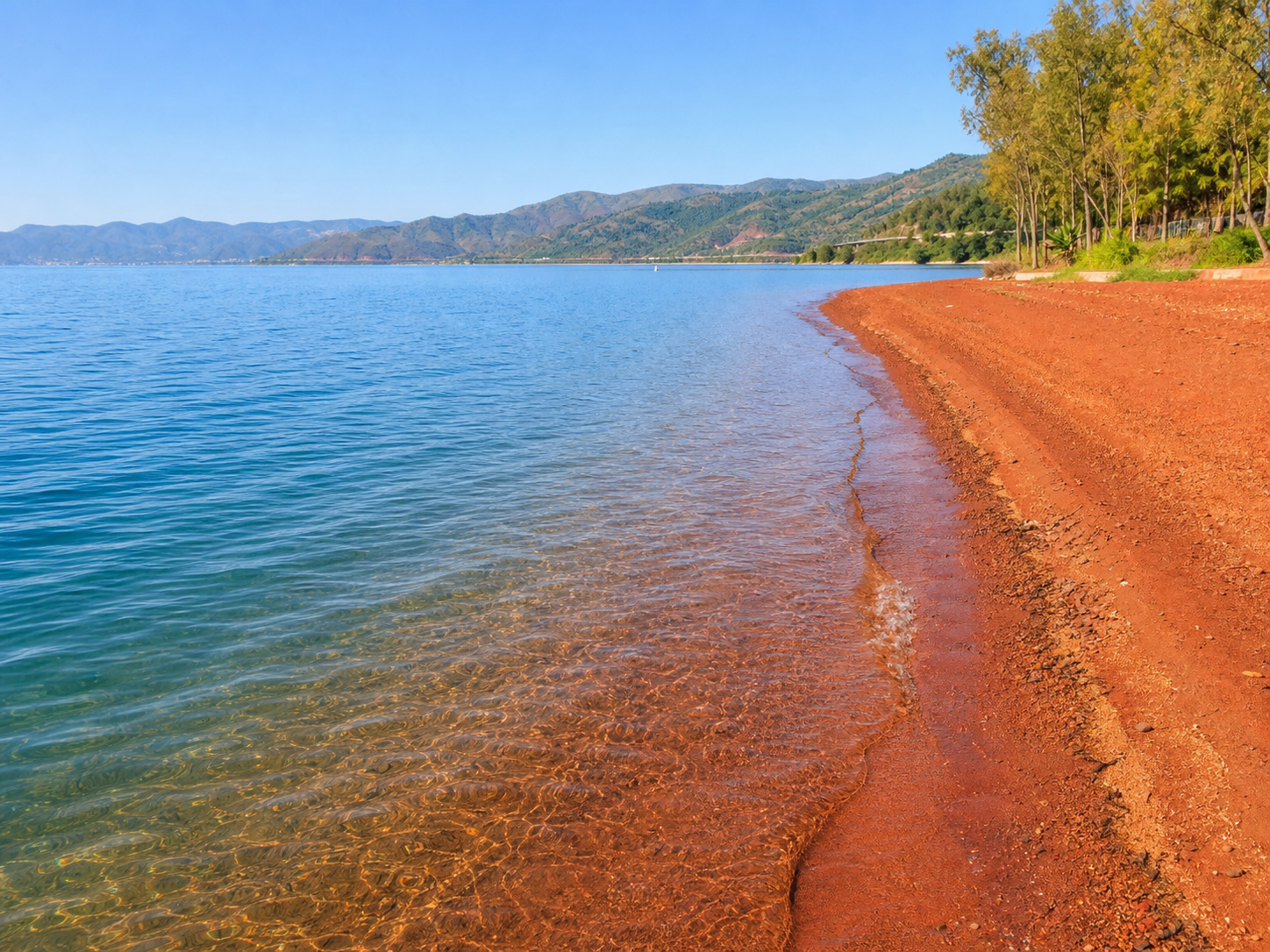 抚仙湖红沙滩和蓝色湖水