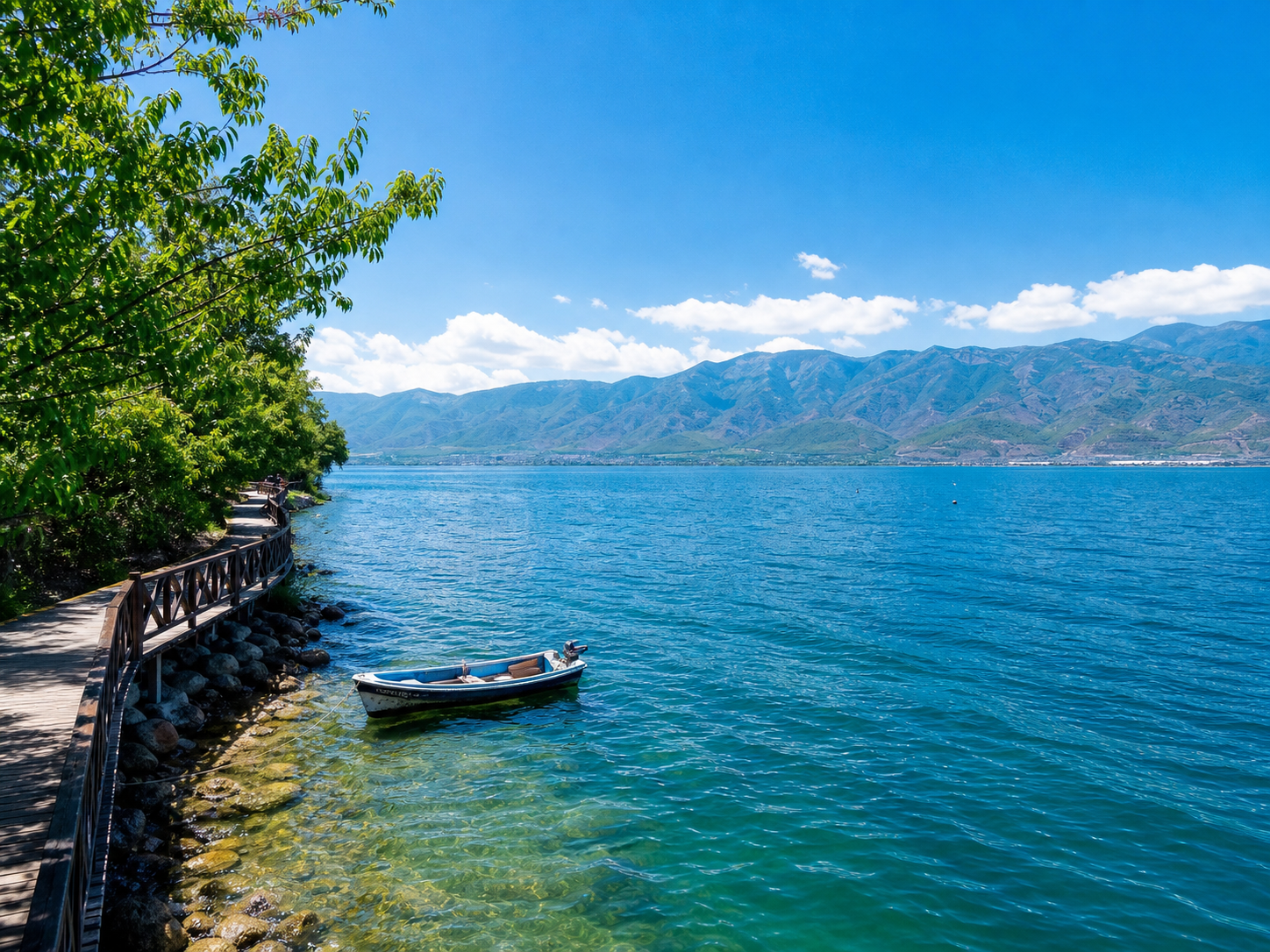 抚仙湖禄充清澈湖水与湖岸景色